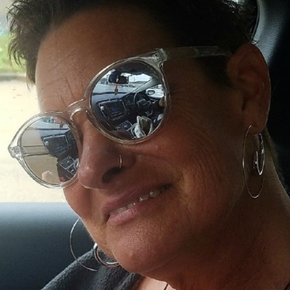 Meet your Posher, Christina - Picture 1 of 1